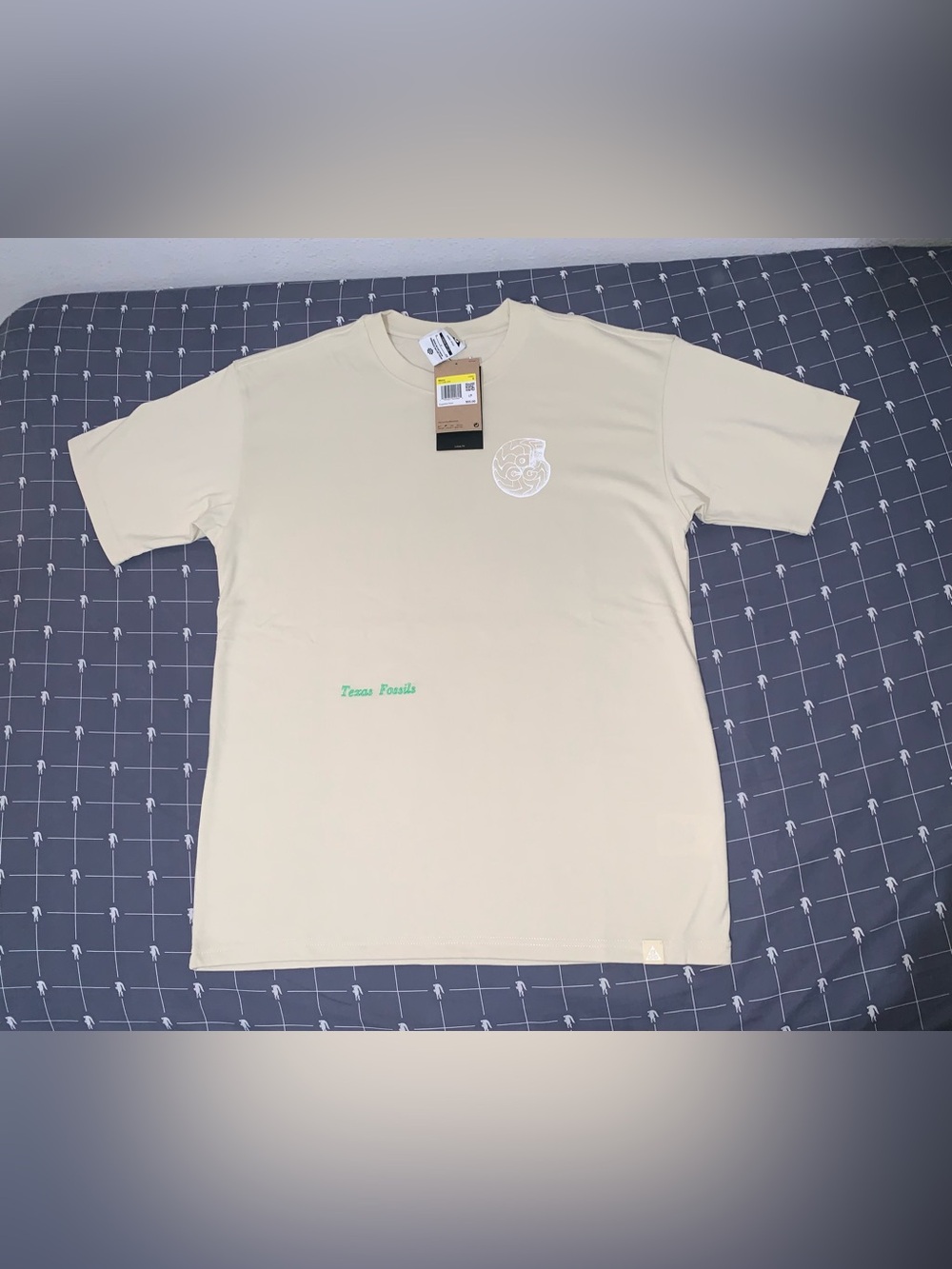 Nike ACG Dri-Fit Loose Fit Beige Texas Fossil Graphic T-Shirt Size: Small